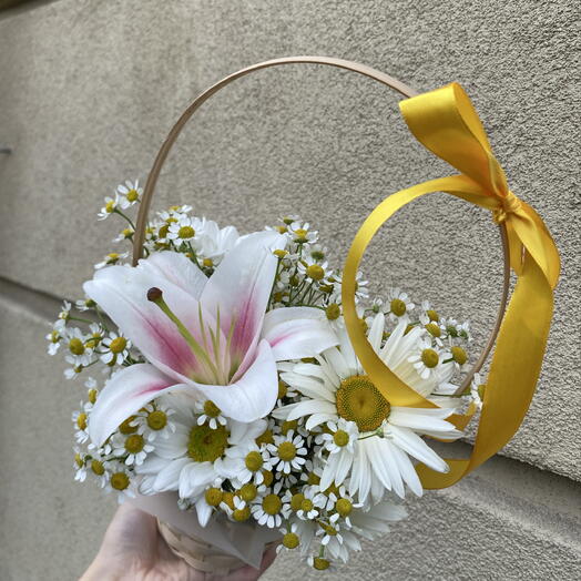 Композиция с матрикалией (ромашка) , лилией и ромашкой