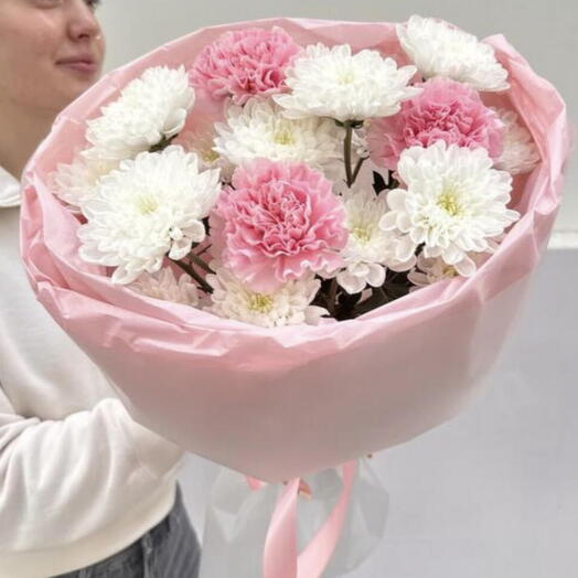 Букет кустовых хризантем и диантусов
