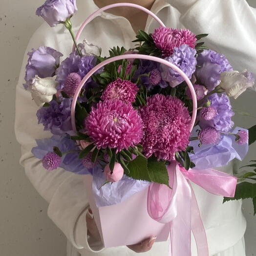 Композиция яркая в сумочке с астрами, лизиантусом и гомфреной 💜🩷