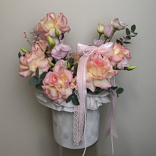 Нежная композиция из французских роз и эустомы в коробочке 🌸