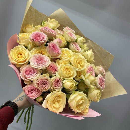 Букет микс кустовых роз (5 кремовых, 4 розовых)