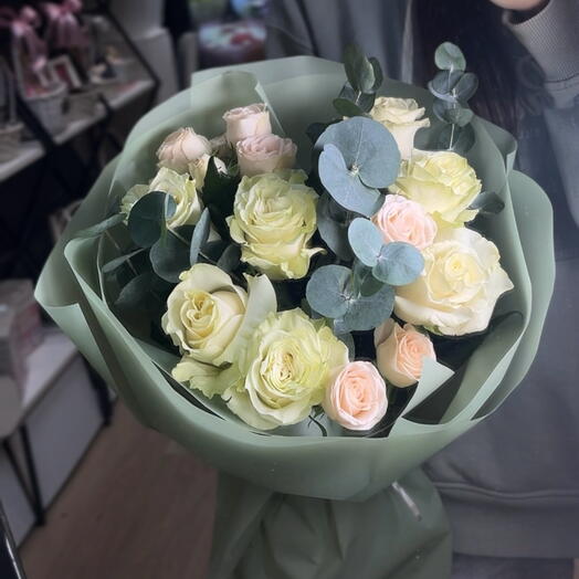 Букет классика из кустовых и одноголовых роз