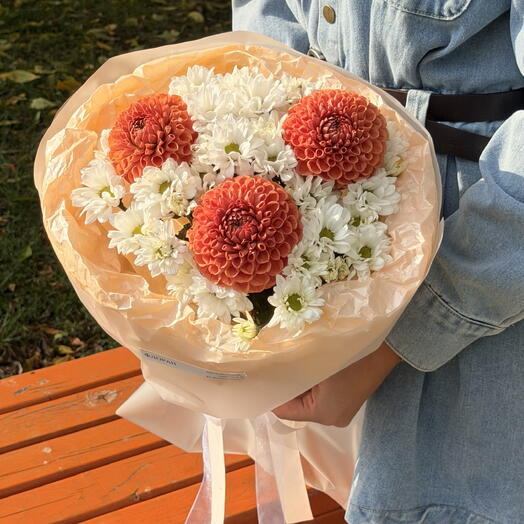 Букет с георгинами и ромашками