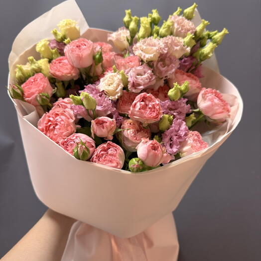Нежные краски розы и эустома
