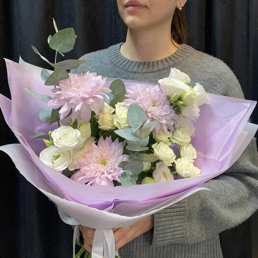 Букет из одноголовых хризантем, кустовым роз и эустомы