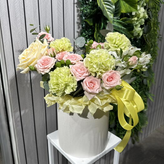 Композиция с кустовой и пионовидной розой 🌸