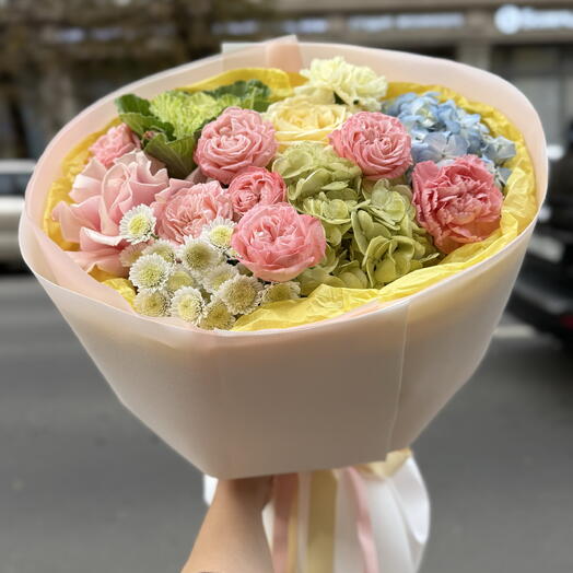 Дофаминовый букет из кустовой розы, гортензии, брассики и диантусов 🌷