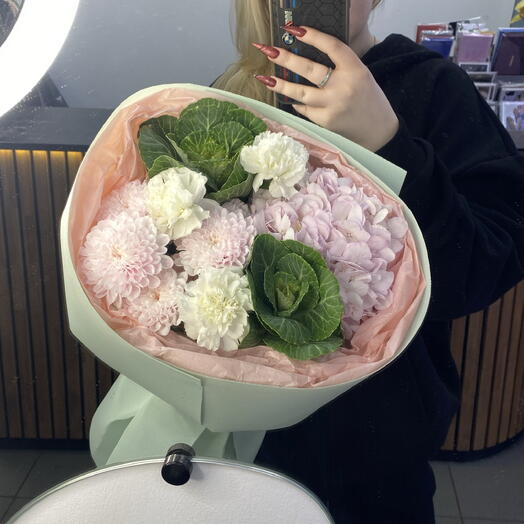 «Удиви» стойкий букет с брассикой, гортензией, диантусами и хризантемой