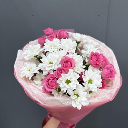 Сборный букет из ромашек и кустовых роз 💕