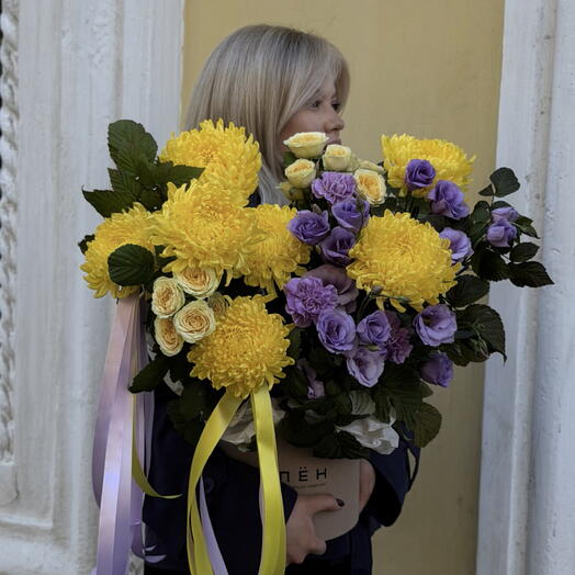 Композиция с сезонными цветами 💜