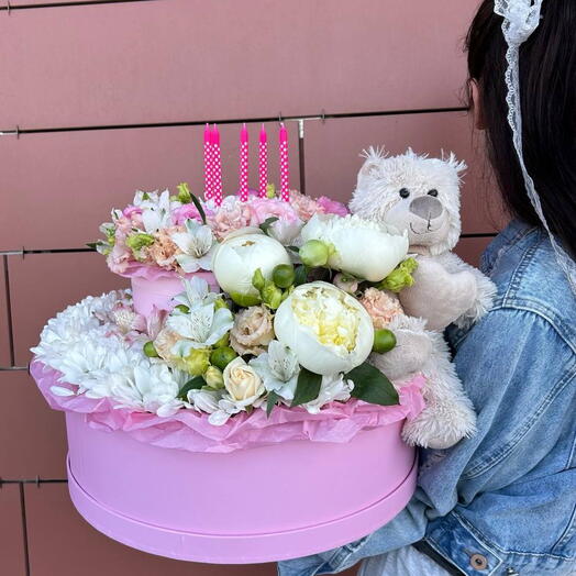 Торт из живых цветов с мишкой и свечами
