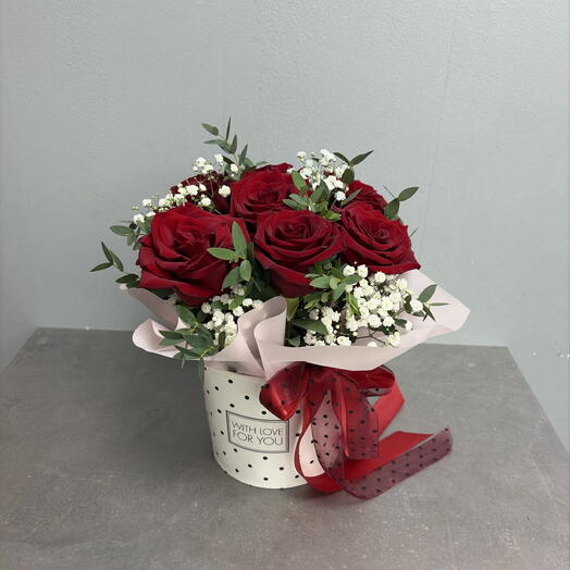 Красные розы (7) в коробке 🌹