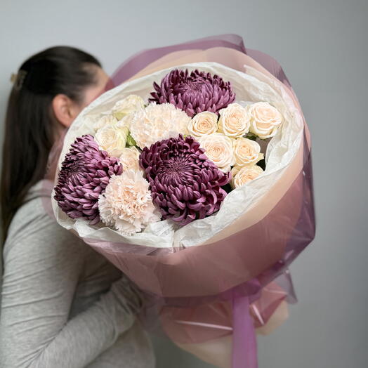 Букет винные хризантемы бигуди и кустовые розы