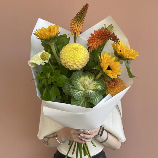 Букет яркий с подсолнухами и георгинами