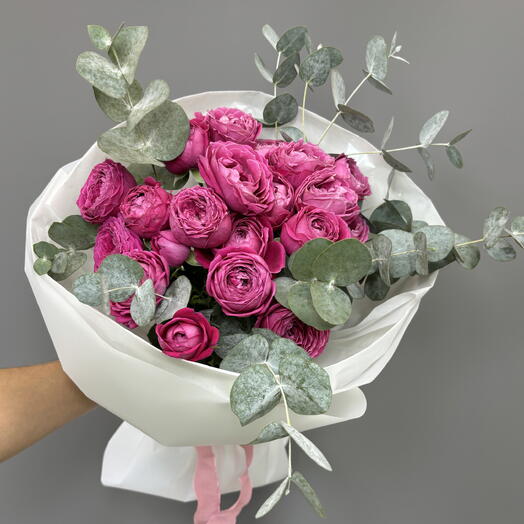 Пионовидные кустовые розы с эвкалиптом «Как она любит» 🌸