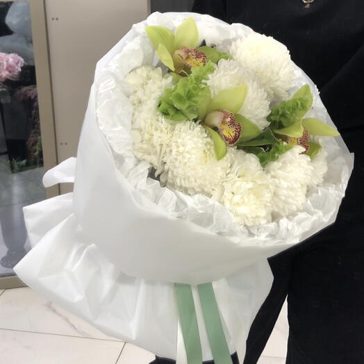 Букет из белых хризантем, диантусом и цимбидиумом 💚