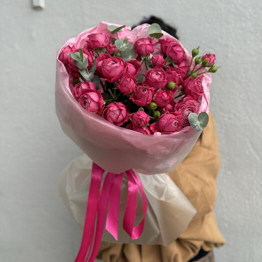 Букет премиальных малиновых кустовых роз с эвкалиптом 💕 / цветы с доставкой в Жуковском