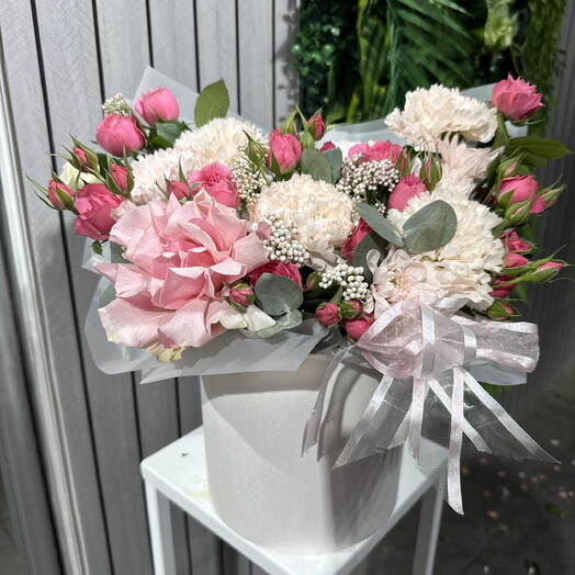 Композиция с диантусами и французской розой🌸