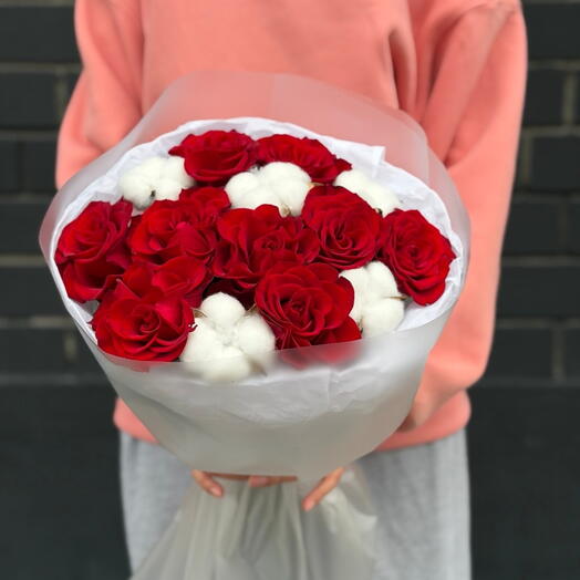 Роза красная и хлопок букет Рафаэлло