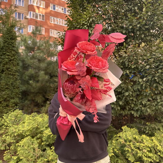 Малиновый букет с экзотикой