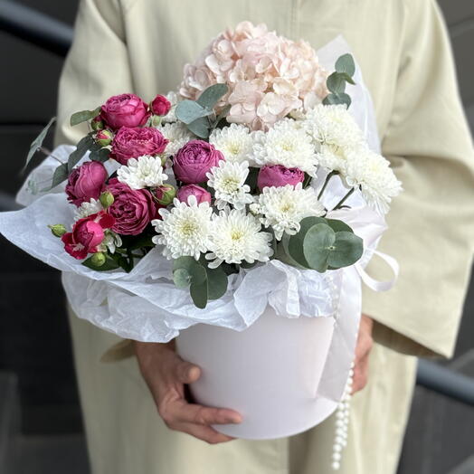 Шляпная коробка с гортензией, хризантемой и пион розой