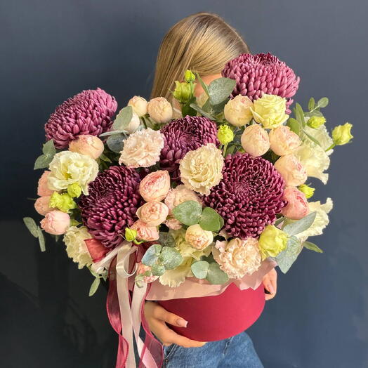 Цветы в шляпной коробке с хризантемами Бигуди, кустовыми розами и эустомой