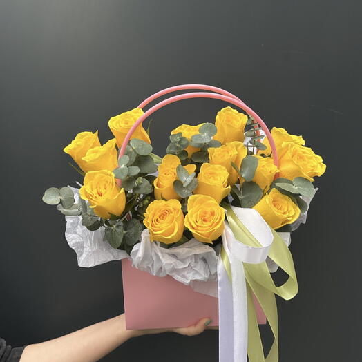 Композиция из 15 роз кения и эвкалипта "Yellow"