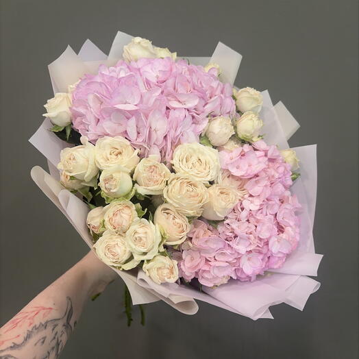 Элегантный дуэт розовых гортензий и пионовидных кустовых роз 🎀