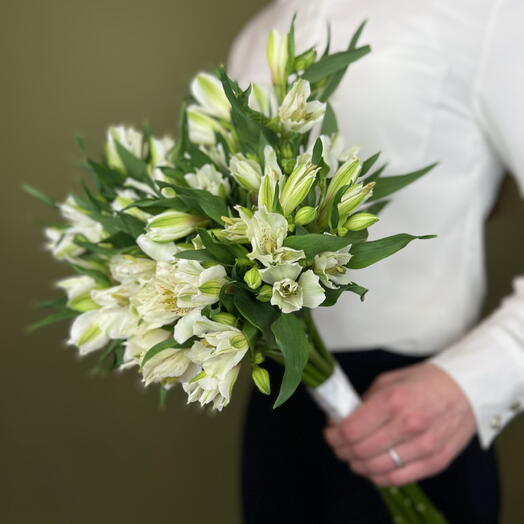Букет невесты из белых альстромерий 💍