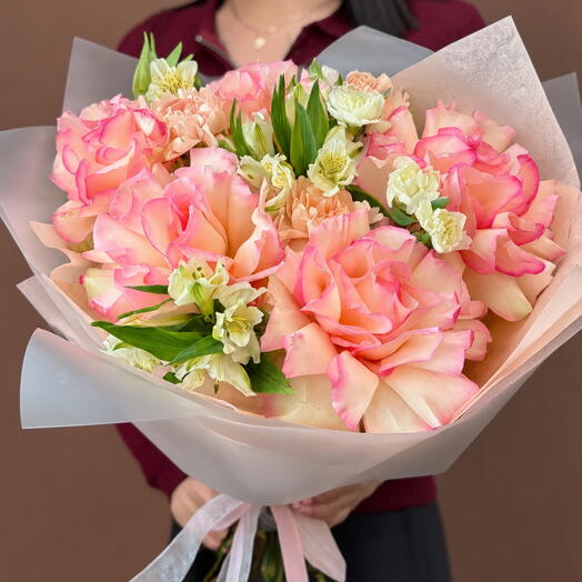 Bouquet with French roses, dianthus and alstroemeria