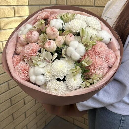 Букет хризантемой, пионовидными розами, альстромерией и хлопком