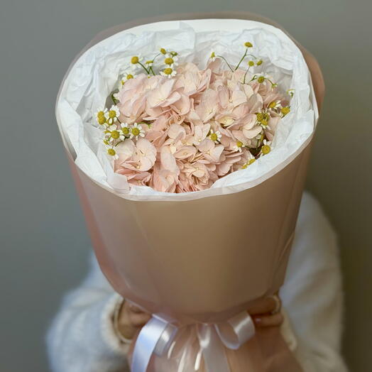 Нежный букет с гортензией и ромашками