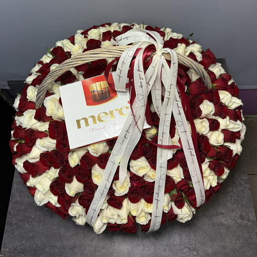 301 Роза в корзине и конфеты "merci " 🤍️