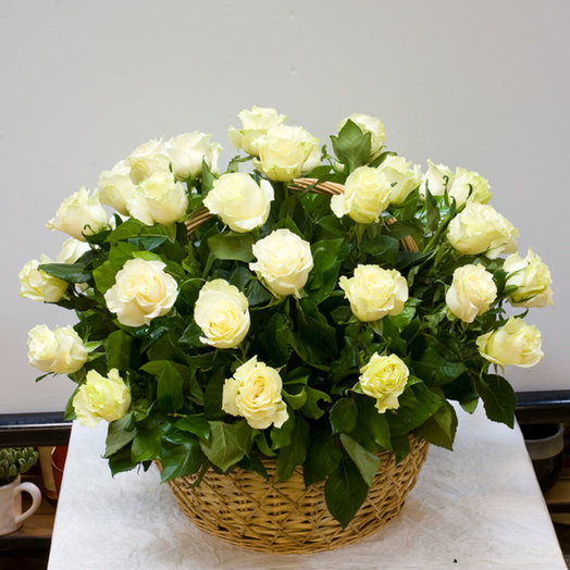 Cesta de 51 rosas blancas