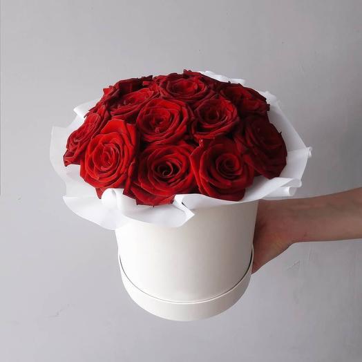 Bouquet of 15 red roses in a white hat box