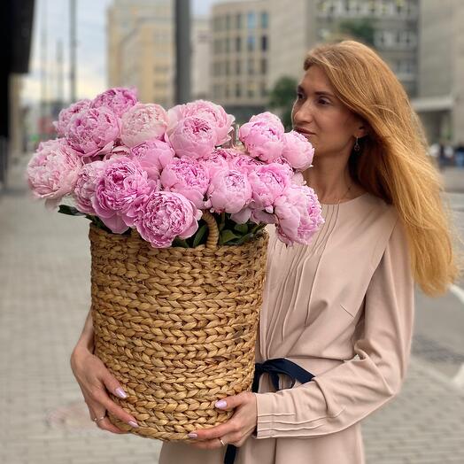 Пионы розовые в джутовой Корзине