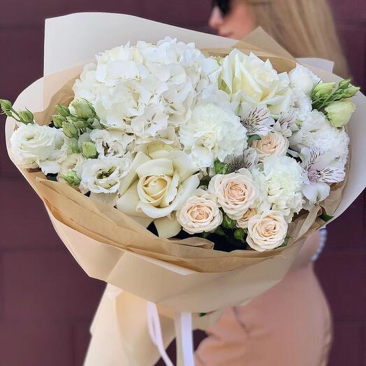 A combined bouquet of hydrangeas and roses