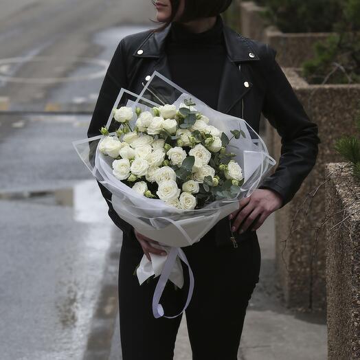 Ramo de flores de 9 rosas de arbusto blanco Miss Bombastic con eucalipto
