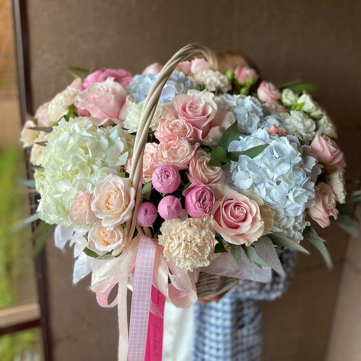 Cesta de hortensias y rosas de peonía