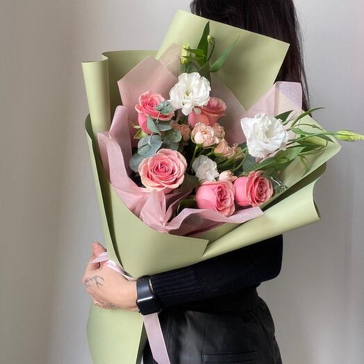 Комплимент с розами и эустомой