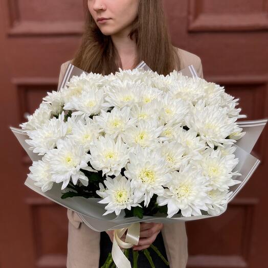 Bouquet of 11 white bush chrysanthemums in a package