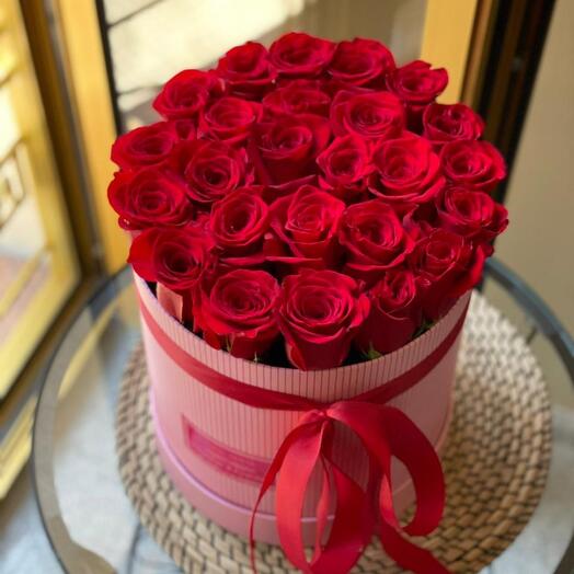 Цветы в коробке 25 роз красных