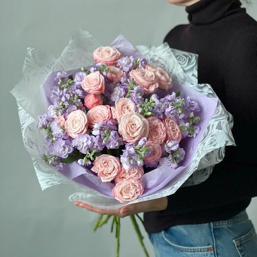 Кустовые розы с матиоллой