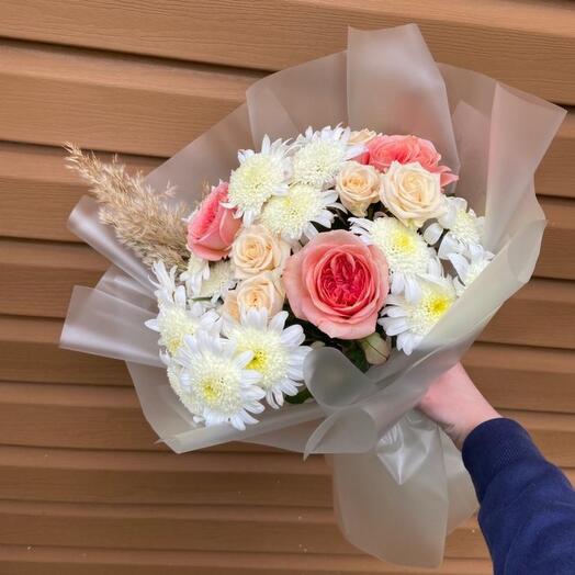 Букет с пионовидной розой и хризантемой