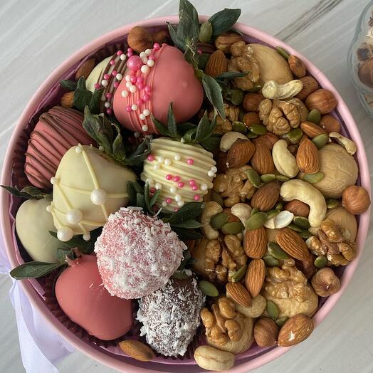 Caja de fresas cubiertas de chocolate con frutas secas