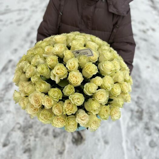Un gran ramo de 101 rosas blancas en una Caja de sombreros "101 copo de nieve"