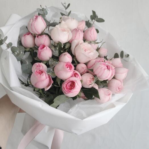 Ramo de rosas peonías con eucalipto