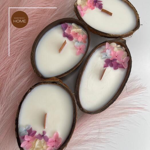 Massage candle in coconut with Almond and cherry blossom fragrance