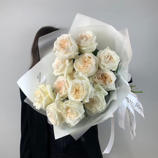 Букет из 13 пионовидных роз White Ohara от XOFLOWERS
