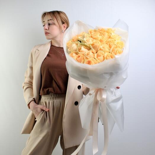 Monobucket of 25 peach roses